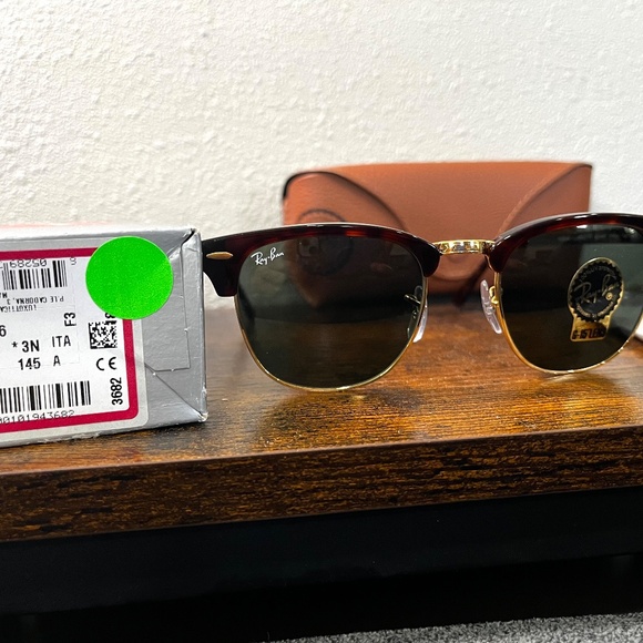 Ray-Ban Clubmaster sunglasses (RB3016). Tortoise on gold frame/green lenses - Picture 9 of 11